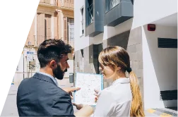 Agentes inmobiliarios hablando de documentos-peritavalue