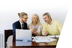 Grupo de pareja madura asesorada por hombre-peritavalue