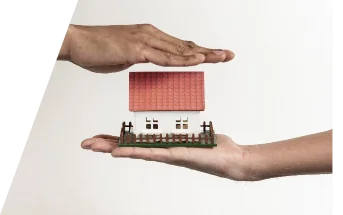 agente inmobiliario-cliente-sosteniendo-casa-de-juguete-peritavalue