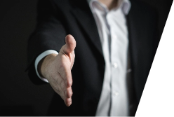 asesor antes de apretón de manos con traje negro-peritavalue