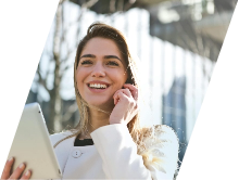 chica hablanco con móvil y tablet-peritavalue