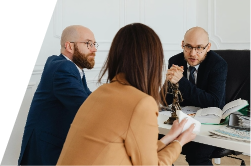 reunion de agentes y asesores para mejorar la experiencia de usuario-peritavalue